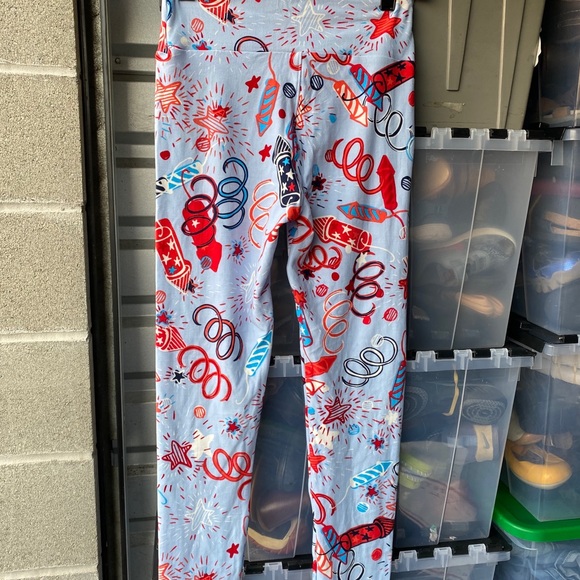 Lularoe Leggings Gray Red Fire Works Size One - Picture 2 of 13